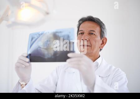 HES contrôle de vos dents. Un dentiste regardant une radiographie. Banque D'Images