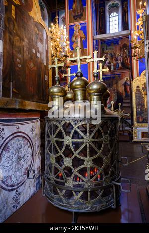 Ustensiles médiévaux pour la procession dans la cathédrale de la Nativité du très Saint Théotokos du 13th siècle à Suzdal, Russie Banque D'Images