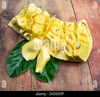 Jackfruit sur fond de bois. Populaire fruit d'été en Asie. Banque D'Images