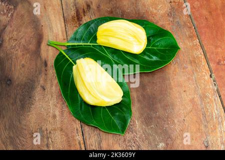 Jackfruit sur fond de bois. Populaire fruit d'été en Asie. Banque D'Images