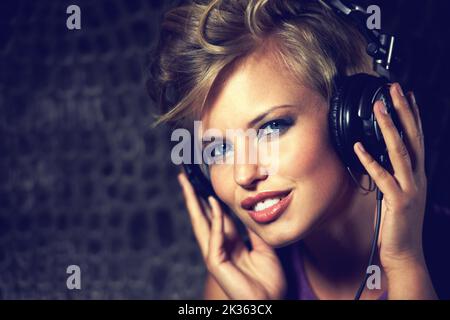 Ses rythmes vous feront oublier. Un magnifique DJ féminin. Banque D'Images