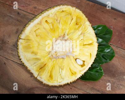 Jackfruit sur fond de bois. Populaire fruit d'été en Asie. Banque D'Images