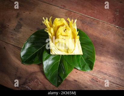 Jackfruit sur fond de bois. Populaire fruit d'été en Asie. Banque D'Images