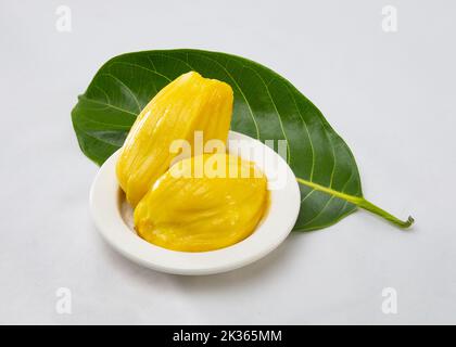 Deux cœurs de jackfruit sur fond blanc. Fruits rafraîchissants d'été doux populaires du Bangladesh, de l'Inde, de la Thaïlande et d'autres parties de l'Asie. Banque D'Images