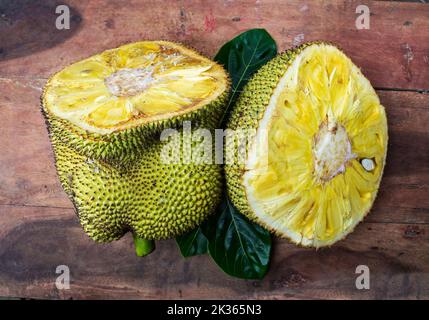 Jackfruit sur fond de bois. Populaire fruit d'été en Asie. Banque D'Images