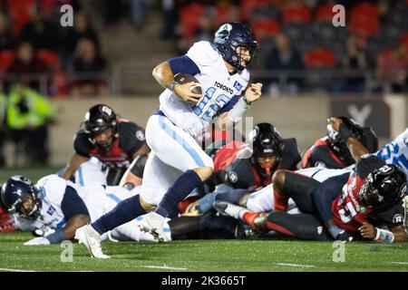 Ottawa, Canada. 24th septembre 2022. Toronto Argonauts Quarterback Chad Kelly (12) court pour une deuxième moitié de touchdown pendant le match de la CFL entre les Argonauts de Toronto et les Noirs rouges d'Ottawa qui a eu lieu au stade TD place, à Ottawa, au Canada. Daniel Lea/CSM/Alamy Live News Banque D'Images