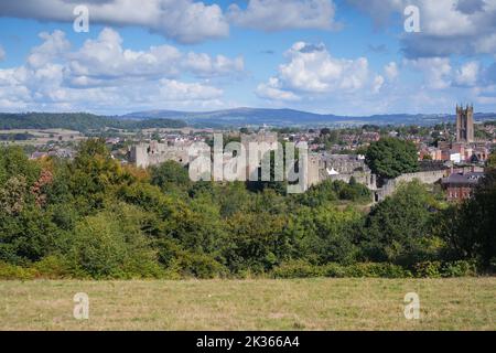 Vue sur la ville de marché de Ludlow, dans le Shropshire, Royaume-Uni, montrant le château et l'église Saint-Laurent Banque D'Images