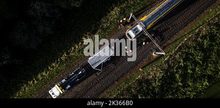 2022-09-25 08:43:26 LEVEROY - Une photo de drone d'un interville déraillé entre Weert et Haelen dans Limbourg. Le train a déraillé dans la nuit du samedi au dimanche avec 250 passagers à bord. Beaucoup de passagers étaient des jeunes qui avaient visité la foire de Weert. ANP ROB ENGELAR pays-bas sortie - belgique sortie Banque D'Images