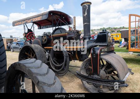 West Bay.Dorset.United Kingdom.12 juin 2022.Un rouleau à vapeur Fowler restauré est exposé au rallye d'époque de West Bay Banque D'Images