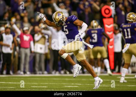 Seattle, WA, États-Unis. 24th septembre 2022. Washington Huskies Retour sur la défensive Alex Cook (5) réagit à un roulement causé par la défense Husky lors d'un match entre le Cardinal de Stanford et les Huskies de Washington au Husky Stadium de Seattle, en Australie occidentale. Les Huskies ont gagné 40-22. Sean Brown/CSM/Alamy Live News Banque D'Images