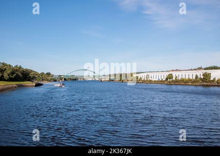 Blaydon Angleterre : 17th septembre 2022 : vue de Newcastle sur le pont Scotswood de Tyne depuis la rivière Tyne à Blaydon. Journée ensoleillée avec ciel bleu et lumière de clou Banque D'Images