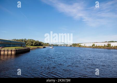 Blaydon Angleterre : 17th septembre 2022 : vue de Newcastle sur le pont Scotswood de Tyne depuis la rivière Tyne à Blaydon. Journée ensoleillée avec ciel bleu et lumière de clou Banque D'Images