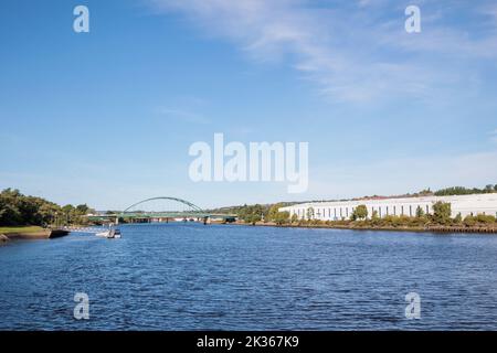 Blaydon Angleterre : 17th septembre 2022 : vue de Newcastle sur le pont Scotswood de Tyne depuis la rivière Tyne à Blaydon. Journée ensoleillée avec ciel bleu et lumière de clou Banque D'Images