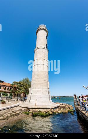 Ancien phare de l'île de Murano. Station de vaporetto (ferry) appelée Murano Punta Faro, lagune de Venise, Venise, Vénétie, Italie, Europe. Banque D'Images