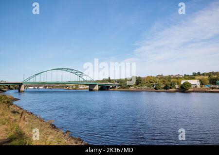 Blaydon Angleterre : 17th septembre 2022 : vue de Newcastle sur le pont Scotswood de Tyne depuis la rivière Tyne à Blaydon. Journée ensoleillée avec ciel bleu et lumière de clou Banque D'Images