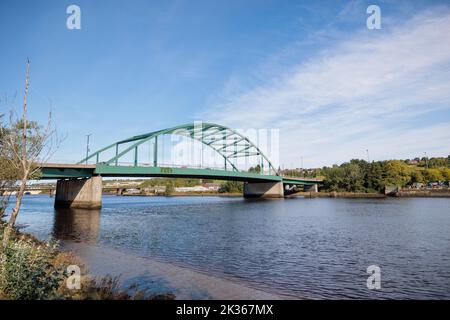 Blaydon Angleterre : 17th septembre 2022 : vue de Newcastle sur le pont Scotswood de Tyne depuis la rivière Tyne à Blaydon. Journée ensoleillée avec ciel bleu et nuages Banque D'Images