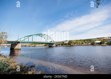 Blaydon Angleterre : 17th septembre 2022 : vue de Newcastle sur le pont Scotswood de Tyne depuis la rivière Tyne à Blaydon. Journée ensoleillée avec ciel bleu et lumière de clou Banque D'Images