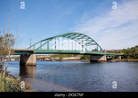 Blaydon Angleterre : 17th septembre 2022 : vue de Newcastle sur le pont Scotswood de Tyne depuis la rivière Tyne à Blaydon. Journée ensoleillée avec ciel bleu et lumière de clou Banque D'Images