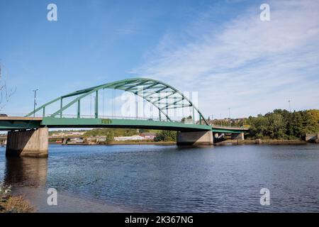 Blaydon Angleterre : 17th septembre 2022 : vue de Newcastle sur le pont Scotswood de Tyne depuis la rivière Tyne à Blaydon. Journée ensoleillée avec ciel bleu et lumière de clou Banque D'Images