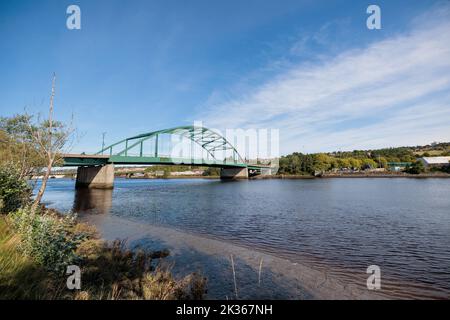 Blaydon Angleterre : 17th septembre 2022 : vue de Newcastle sur le pont Scotswood de Tyne depuis la rivière Tyne à Blaydon. Journée ensoleillée avec ciel bleu et lumière de clou Banque D'Images