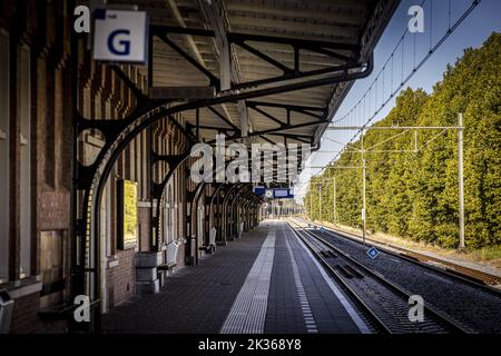 2022-09-25 09:36:07 WEERT - plates-formes vides à la station Weert après un déraillé entre Weert et Haelen. Le train a déraillé dans la nuit du samedi au dimanche avec 250 passagers à bord. Beaucoup de passagers étaient des jeunes qui avaient visité la foire de Weert. ANP ROB ENGELAR pays-bas sortie - belgique sortie Banque D'Images