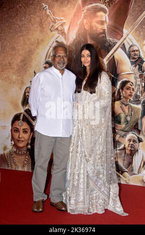 Mumbai, Maharashtra, Inde. 24th septembre 2022. Le réalisateur indien Mani Ratnam (L) et l'actrice Bollywood Aishwarya Rai Bachchan (R) posent pour une photographie dans une conférence de presse de son prochain film 'PS-1' (Ponniyin Selvan) à Mumbai, Inde, 24 septembre 2022. (Credit image: © Indranil Aditya/ZUMA Press Wire) Banque D'Images
