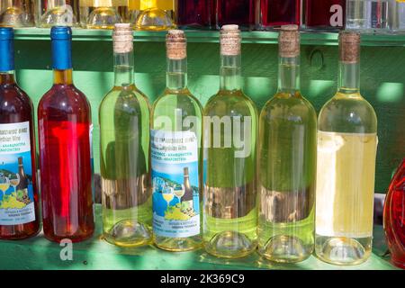 Bouteilles de vin grec local en plein air sur l'île de Zakynthos Banque D'Images