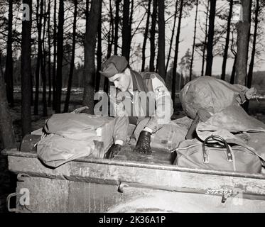 De retour de la mission de reconnaissance du jour, le Sgt Elvis Presley, de la US Armored Div 3rd, décharge l'équipement, prêt à être sur le terrain Banque D'Images
