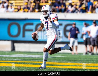 24 septembre 2022 Berkeley CA, États-Unis Quarterback de l'Arizona Jayden de Laura (7) exécute les bootlegs à droite pendant le match de football de la NCAA entre les Wildcats de l'Arizona et les ours d'or de la Californie. La Californie a battu l'Arizona 49-31at California Memorial Stadium. Thurman James/CSM Banque D'Images