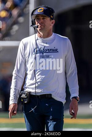 24 septembre 2022 Berkeley CA, États-Unis l'entraîneur-chef de Californie Justin Wilcox sur le banc de touche pendant un temps passé au match de football de la NCAA entre les Wildcats d'Arizona et les ours d'or de Californie. La Californie a battu l'Arizona 49-31at California Memorial Stadium. Thurman James/CSM Banque D'Images