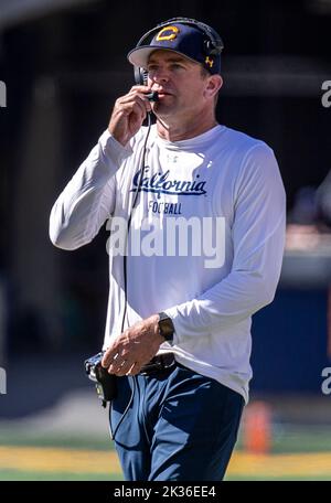 24 septembre 2022 Berkeley CA, États-Unis l'entraîneur-chef de Californie Justin Wilcox sur le terrain pendant une période de temps au match de football NCAA entre les Wildcats d'Arizona et les ours d'or de Californie. La Californie a battu l'Arizona 49-31at California Memorial Stadium. Thurman James/CSM Banque D'Images