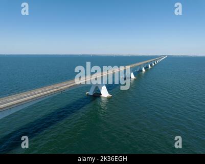 Pont de Zeelandbridge à l'infini dans la vue aérienne de drone de distance. Partie de Delta fonctionne. Infrastructure néerlandaise holland Zeeland. Livraison du transport Banque D'Images