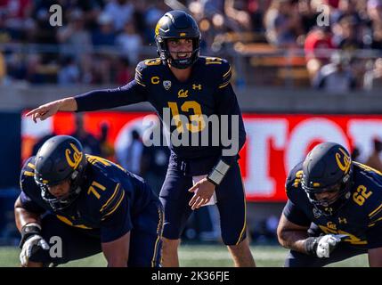 24 septembre 2022 Berkeley CA, États-Unis le quarterback de Californie Jack Plummer(13)dirige l'infraction de Cal pendant le match de football de la NCAA entre les Wildcats d'Arizona et les ours d'or de Californie. La Californie a battu l'Arizona 49-31at California Memorial Stadium. Thurman James/CSM Banque D'Images