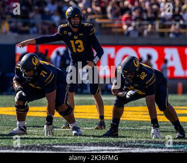 24 septembre 2022 Berkeley CA, États-Unis le quarterback de Californie Jack Plummer(13)dirige l'infraction de Cal pendant le match de football de la NCAA entre les Wildcats d'Arizona et les ours d'or de Californie. La Californie a battu l'Arizona 49-31at California Memorial Stadium. Thurman James/CSM Banque D'Images