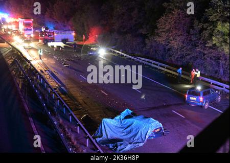 Hockley Heath, Warwickshire - 24 septembre 2022 - *les plaques d'immatriculation peuvent avoir besoin d'être pixellisées* Un homme de 20 ans du Berkshire a été arrêté pour avoir été soupçonné de causer la mort par conduite dangereuse après un homme et une femme, Tous deux dans leurs années 60 ont été tués samedi soir dans un accident de plusieurs véhicules sur l'autoroute M40 près de Hockley Heath. Les victimes voyageaient dans une Ford Fiesta bleue. L'autoroute a été fermée pendant 13 heures pendant que des enquêtes ont été menées sur la collision. Crédit : Scott cm/Alay Live News Banque D'Images
