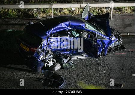 Hockley Heath, Warwickshire - 24 septembre 2022 - *les plaques d'immatriculation peuvent avoir besoin d'être pixellisées* Un homme de 20 ans du Berkshire a été arrêté pour avoir été soupçonné de causer la mort par conduite dangereuse après un homme et une femme, Tous deux dans leurs années 60 ont été tués samedi soir dans un accident de plusieurs véhicules sur l'autoroute M40 près de Hockley Heath. Les victimes voyageaient dans une Ford Fiesta bleue. L'autoroute a été fermée pendant 13 heures pendant que des enquêtes ont été menées sur la collision. Crédit : Scott cm/Alay Live News Banque D'Images