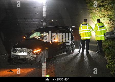 Hockley Heath, Warwickshire - 24 septembre 2022 - *les plaques d'immatriculation peuvent avoir besoin d'être pixellisées* Un homme de 20 ans du Berkshire a été arrêté pour avoir été soupçonné de causer la mort par conduite dangereuse après un homme et une femme, Tous deux dans leurs années 60 ont été tués samedi soir dans un accident de plusieurs véhicules sur l'autoroute M40 près de Hockley Heath. Les victimes voyageaient dans une Ford Fiesta bleue. L'autoroute a été fermée pendant 13 heures pendant que des enquêtes ont été menées sur la collision. Crédit : Scott cm/Alay Live News Banque D'Images
