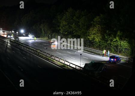 Hockley Heath, Warwickshire - 24 septembre 2022 - *les plaques d'immatriculation peuvent avoir besoin d'être pixellisées* Un homme de 20 ans du Berkshire a été arrêté pour avoir été soupçonné de causer la mort par conduite dangereuse après un homme et une femme, Tous deux dans leurs années 60 ont été tués samedi soir dans un accident de plusieurs véhicules sur l'autoroute M40 près de Hockley Heath. Les victimes voyageaient dans une Ford Fiesta bleue. L'autoroute a été fermée pendant 13 heures pendant que des enquêtes ont été menées sur la collision. Crédit : Scott cm/Alay Live News Banque D'Images