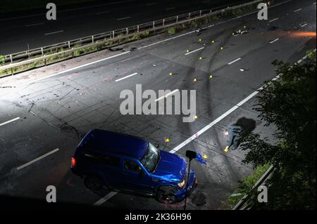 Hockley Heath, Warwickshire - 24 septembre 2022 - *les plaques d'immatriculation peuvent avoir besoin d'être pixellisées* Un homme de 20 ans du Berkshire a été arrêté pour avoir été soupçonné de causer la mort par conduite dangereuse après un homme et une femme, Tous deux dans leurs années 60 ont été tués samedi soir dans un accident de plusieurs véhicules sur l'autoroute M40 près de Hockley Heath. Les victimes voyageaient dans une Ford Fiesta bleue. L'autoroute a été fermée pendant 13 heures pendant que des enquêtes ont été menées sur la collision. Crédit : Scott cm/Alay Live News Banque D'Images