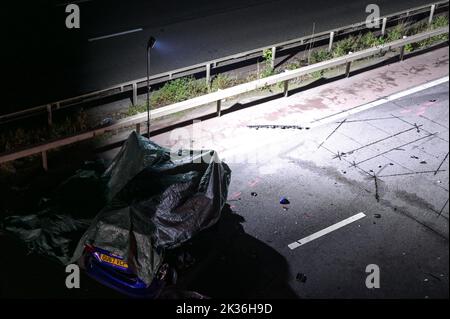 Hockley Heath, Warwickshire - 24 septembre 2022 - *les plaques d'immatriculation peuvent avoir besoin d'être pixellisées* Un homme de 20 ans du Berkshire a été arrêté pour avoir été soupçonné de causer la mort par conduite dangereuse après un homme et une femme, Tous deux dans leurs années 60 ont été tués samedi soir dans un accident de plusieurs véhicules sur l'autoroute M40 près de Hockley Heath. Les victimes voyageaient dans une Ford Fiesta bleue. L'autoroute a été fermée pendant 13 heures pendant que des enquêtes ont été menées sur la collision. Crédit : Scott cm/Alay Live News Banque D'Images
