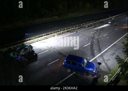 Hockley Heath, Warwickshire - 24 septembre 2022 - *les plaques d'immatriculation peuvent avoir besoin d'être pixellisées* Un homme de 20 ans du Berkshire a été arrêté pour avoir été soupçonné de causer la mort par conduite dangereuse après un homme et une femme, Tous deux dans leurs années 60 ont été tués samedi soir dans un accident de plusieurs véhicules sur l'autoroute M40 près de Hockley Heath. Les victimes voyageaient dans une Ford Fiesta bleue. L'autoroute a été fermée pendant 13 heures pendant que des enquêtes ont été menées sur la collision. Crédit : Scott cm/Alay Live News Banque D'Images