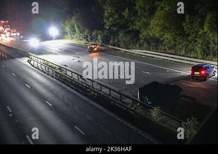 Hockley Heath, Warwickshire - 24 septembre 2022 - *les plaques d'immatriculation peuvent avoir besoin d'être pixellisées* Un homme de 20 ans du Berkshire a été arrêté pour avoir été soupçonné de causer la mort par conduite dangereuse après un homme et une femme, Tous deux dans leurs années 60 ont été tués samedi soir dans un accident de plusieurs véhicules sur l'autoroute M40 près de Hockley Heath. Les victimes voyageaient dans une Ford Fiesta bleue. L'autoroute a été fermée pendant 13 heures pendant que des enquêtes ont été menées sur la collision. Crédit : Scott cm/Alay Live News Banque D'Images
