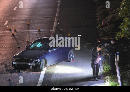Hockley Heath, Warwickshire - 24 septembre 2022 - *les plaques d'immatriculation peuvent avoir besoin d'être pixellisées* Un homme de 20 ans du Berkshire a été arrêté pour avoir été soupçonné de causer la mort par conduite dangereuse après un homme et une femme, Tous deux dans leurs années 60 ont été tués samedi soir dans un accident de plusieurs véhicules sur l'autoroute M40 près de Hockley Heath. Les victimes voyageaient dans une Ford Fiesta bleue. L'autoroute a été fermée pendant 13 heures pendant que des enquêtes ont été menées sur la collision. Crédit : Scott cm/Alay Live News Banque D'Images