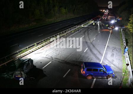 Hockley Heath, Warwickshire - 24 septembre 2022 - *les plaques d'immatriculation peuvent avoir besoin d'être pixellisées* Un homme de 20 ans du Berkshire a été arrêté pour avoir été soupçonné de causer la mort par conduite dangereuse après un homme et une femme, Tous deux dans leurs années 60 ont été tués samedi soir dans un accident de plusieurs véhicules sur l'autoroute M40 près de Hockley Heath. Les victimes voyageaient dans une Ford Fiesta bleue. L'autoroute a été fermée pendant 13 heures pendant que des enquêtes ont été menées sur la collision. Crédit : Scott cm/Alay Live News Banque D'Images