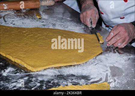 Pâte pour faire les rosquillas castilliens, beignets traditionnels d'anis faits maison d'Espagne Banque D'Images