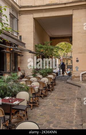 Paris, France. Août 2022. Les petites rues, cours et ruelles de Paris. Photo de haute qualité Banque D'Images