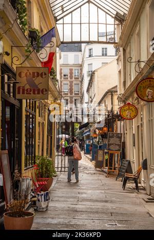 Paris, France. Août 2022. Les petites rues, cours et ruelles de Paris. Photo de haute qualité Banque D'Images