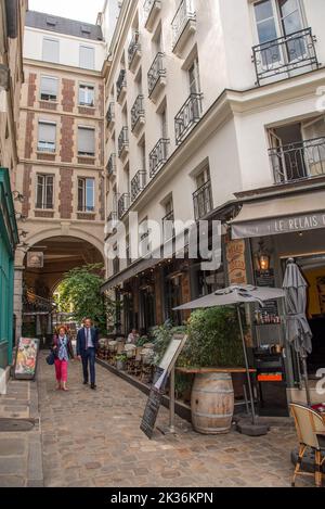 Paris, France. Août 2022. Les petites rues, cours et ruelles de Paris. Photo de haute qualité Banque D'Images