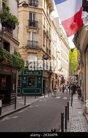 Paris, France. Août 2022. Les petites rues, cours et ruelles de Paris. Photo de haute qualité Banque D'Images