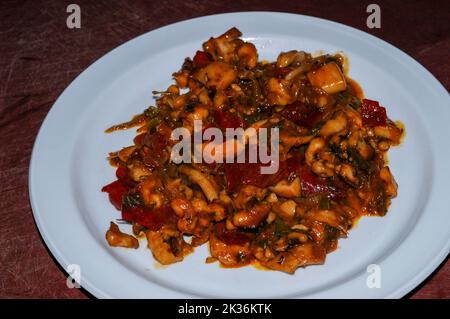 Recette traditionnelle française de calamar tendre et délicieux, mijoté dans une sauce américaine Banque D'Images